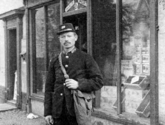 1915 Mr. Carter postman.Post master was Mr. Raymond.Post office moved to Jubilee House before the 2nd.WW to  Mr. Etheridge's then finally into Ashfields in Church Street .